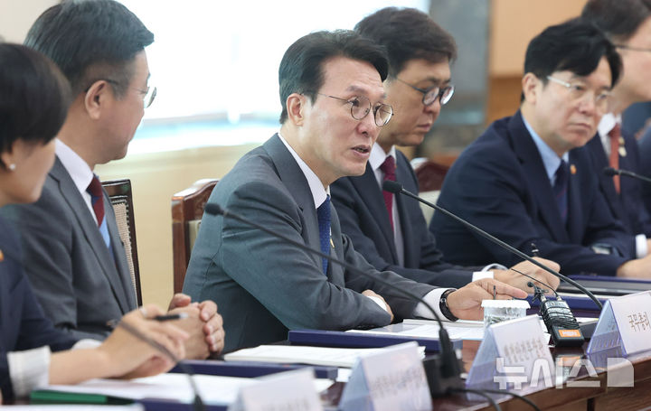 [서울=뉴시스] 추상철 기자 = 김민석 국무총리가 5일 오전 서울 종로구 정부서울청사에서 열린 APEC 정상회의 제8차 준비위원회에서 모두발언을 하고 있다. 2025.09.05. scchoo@newsis.com