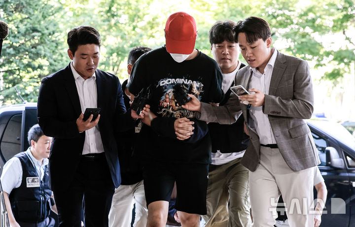 [서울=뉴시스] 정병혁 기자 = 미성년자 유인 미수 혐의를 받는 20대 남성 A씨가 5일 서울 마포구 서울서부지방법원에서 열린 영장실질심사에 출석하고 있다. 2025.09.05. jhope@newsis.com