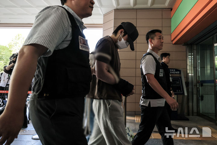 [서울=뉴시스] 정병혁 기자 = 미성년자 유인 미수 혐의를 받는 20대 남성 B씨가 5일 서울 마포구 서울서부지방법원에서 열린 영장실질심사에 출석하고 있다. 2025.09.05. jhope@newsis.com