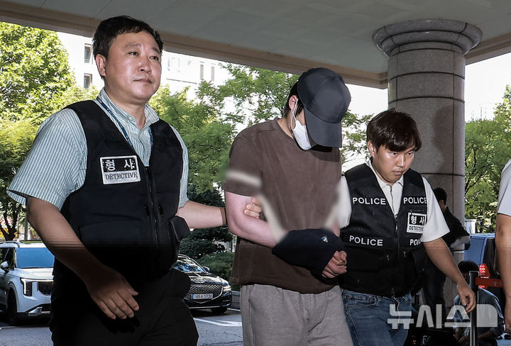 [서울=뉴시스] 정병혁 기자 = 미성년자 유인 미수 혐의를 받는 20대 남성 B씨가 5일 서울 마포구 서울서부지방법원에서 열린 영장실질심사에 출석하고 있다. 2025.09.05. jhope@newsis.com