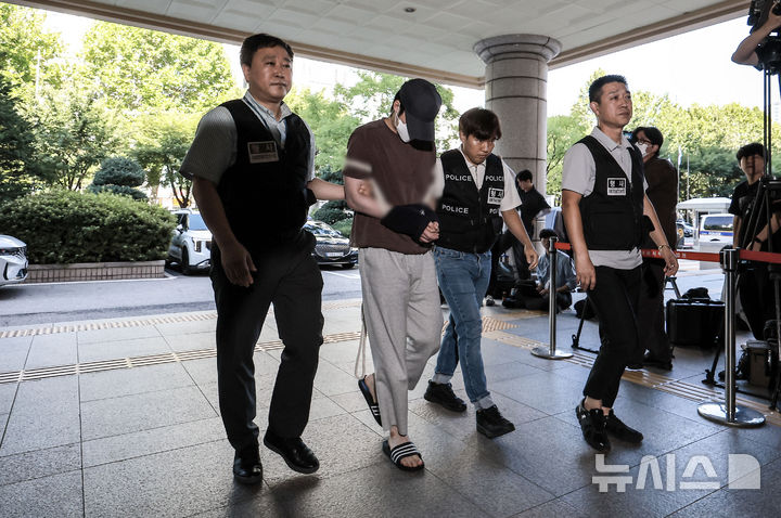 [서울=뉴시스] 정병혁 기자 = 미성년자 유인 미수 혐의를 받는 20대 남성 B씨가 5일 서울 마포구 서울서부지방법원에서 열린 영장실질심사에 출석하고 있다. 2025.09.05. jhope@newsis.com