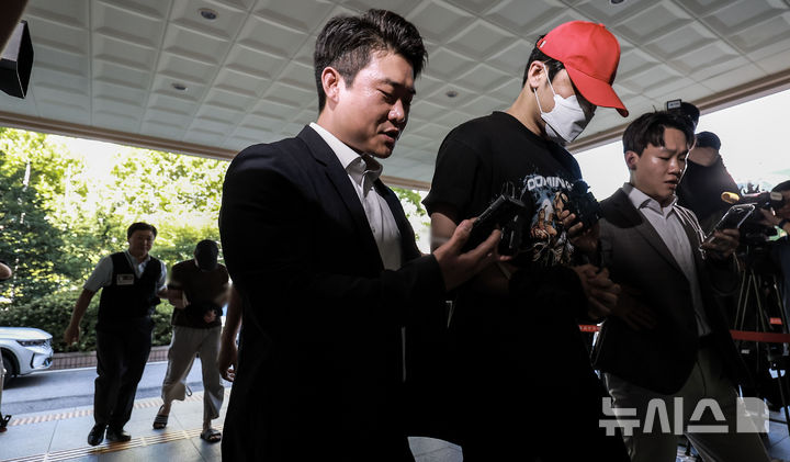 [서울=뉴시스] 정병혁 기자 = 미성년자 유인 미수 혐의를 받는 20대 남성 A, B씨가 5일 서울 마포구 서울서부지방법원에서 열린 영장실질심사에 출석하고 있다. 2025.09.05. jhope@newsis.com