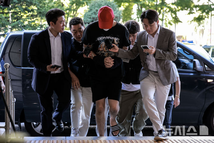 [서울=뉴시스] 정병혁 기자 = 미성년자 유인 미수 혐의를 받는 20대 남성 A씨가 5일 서울 마포구 서울서부지방법원에서 열린 영장실질심사에 출석하고 있다. 2025.09.05. jhope@newsis.com