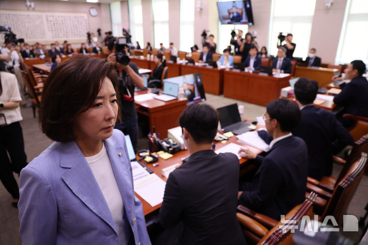 [서울=뉴시스] 김명년 기자 = 나경원 국민의힘 의원이 5일 오전 서울 여의도 국회 법제사법위원회 법안심사1소위원회에서 열린 검찰개혁 공청회에서 김용민 소위원장에게 항의하며 퇴장하고 있다. 2025.09.05. kmn@newsis.com