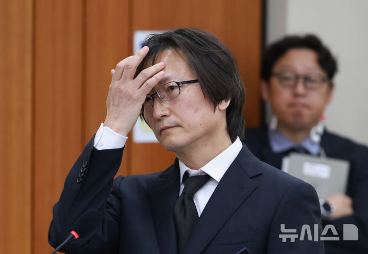 [서울=뉴시스] 고승민 기자 = 주병기 공정거래위원장 후보자가 5일 서울 여의도 국회에서 열린 정무위원회의 인사청문회에서 선서 전 머리카락을 넘기고 있다. 2025.09.05. kkssmm99@newsis.com