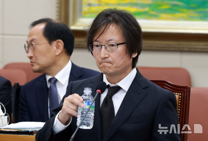 [서울=뉴시스] 고승민 기자 = 주병기 공정거래위원장 후보자가 5일 서울 여의도 국회에서 열린 정무위원회의 인사청문회에서 물을 마시고 있다. 2025.09.05. kkssmm99@newsis.com