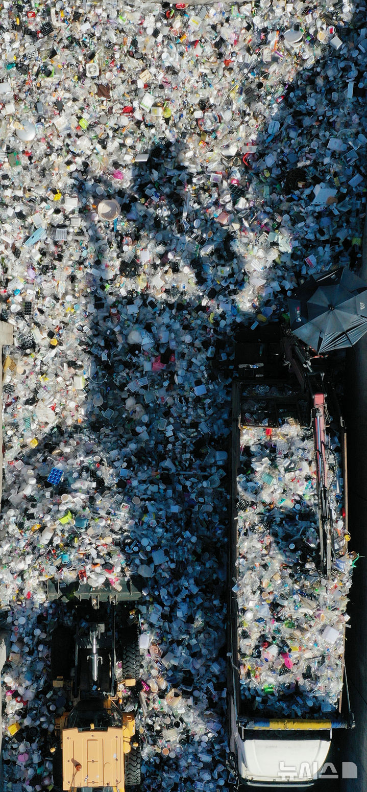 [수원=뉴시스] 김종택 기자 = 자원 순환의 날을 하루 앞둔 5일 경기 수원시 영통구 수원시자원순환센터에서 관계자들이 플라스틱 폐기물을 재활용하기 위해 입반출 작업을 하고 있다.자원순환의 날은 폐기물도 소중한 자원이라는 인식을 높이고 생활 속 실천의 중요성을 알리기 위해 지난 2009년부터 지정해 기념하는 날이다. 2025.09.05. jtk@newsis.com