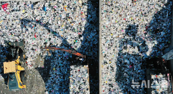 [수원=뉴시스] 김종택 기자 = 자원 순환의 날을 하루 앞둔 5일 경기 수원시 영통구 수원시자원순환센터에서 관계자들이 플라스틱 폐기물을 재활용하기 위해 입반출 작업을 하고 있다.자원순환의 날은 폐기물도 소중한 자원이라는 인식을 높이고 생활 속 실천의 중요성을 알리기 위해 지난 2009년부터 지정해 기념하는 날이다. 2025.09.05. jtk@newsis.com