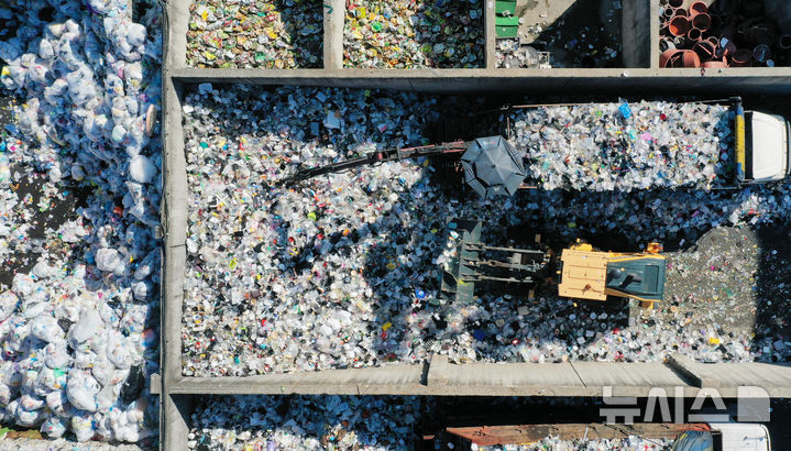 [수원=뉴시스] 김종택 기자 = 자원 순환의 날을 하루 앞둔 5일 경기 수원시 영통구 수원시자원순환센터에서 관계자들이 플라스틱 폐기물을 재활용하기 위해 입반출 작업을 하고 있다.자원순환의 날은 폐기물도 소중한 자원이라는 인식을 높이고 생활 속 실천의 중요성을 알리기 위해 지난 2009년부터 지정해 기념하는 날이다. 2025.09.05. jtk@newsis.com