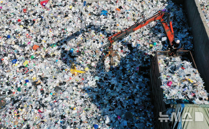 [수원=뉴시스] 김종택 기자 = 식품의약품안전처는 기구 및 용기·포장 제조에 사용하는 물리적 합성수지 재생원료로 폴리에틸렌테레프탈레이트(PET) 뿐 아니라 폴리프로필렌(PP)까지 확대하는 등의 내용을 담은 '기구 및 용기·포장의 기준 및 규격' 일부개정안을 행정예고했다고 8일 밝혔다. 자원 순환의 날을 하루 앞둔 지난해 9월 5일 경기 수원시 영통구 수원시자원순환센터에서 관계자들이 플라스틱 폐기물을 재활용하기 위해 입반출 작업을 하고 있다. 2025.09.05. jtk@newsis.com