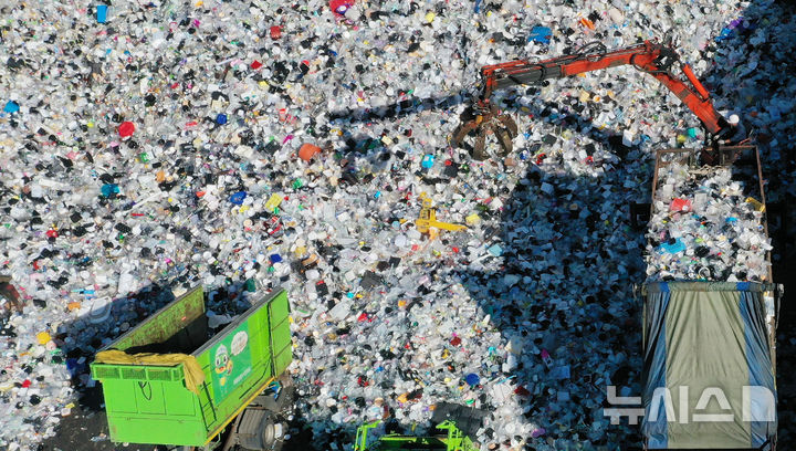 [수원=뉴시스] 김종택 기자 = 자원 순환의 날을 하루 앞둔 5일 경기 수원시 영통구 수원시자원순환센터에서 관계자들이 플라스틱 폐기물을 재활용하기 위해 입반출 작업을 하고 있다. 2025.09.05. jtk@newsis.com