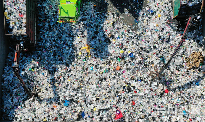 [수원=뉴시스] 김종택 기자 = 자원 순환의 날을 하루 앞둔 5일 경기 수원시 영통구 수원시자원순환센터에서 관계자들이 플라스틱 폐기물을 재활용하기 위해 입반출 작업을 하고 있다.자원순환의 날은 폐기물도 소중한 자원이라는 인식을 높이고 생활 속 실천의 중요성을 알리기 위해 지난 2009년부터 지정해 기념하는 날이다. 2025.09.05. jtk@newsis.com