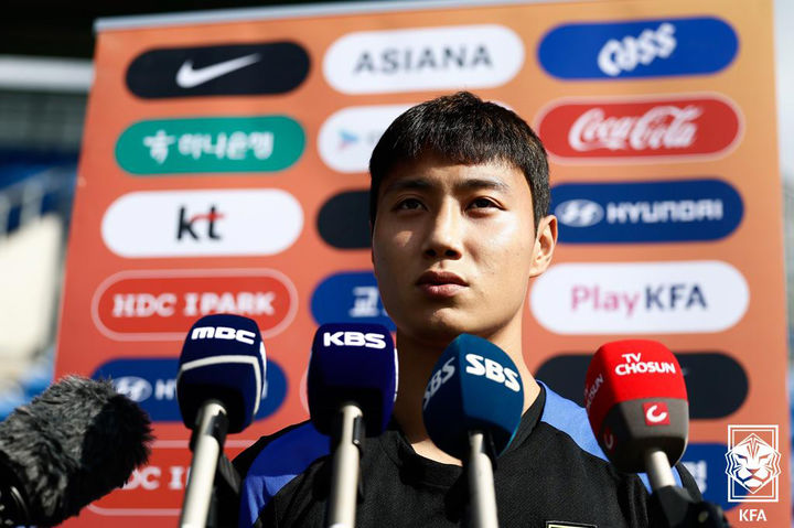 [서울=뉴시스] 축구국가대표팀 백승호가 4일(현지 시간) 미국 뉴욕주 아이칸 스타디움에서 2026 북중미 월드컵 대비 미국과의 평가전을 앞두고 훈련하기 전 인터뷰를 하고 있다. (사진=대한축구협회 제공) 2025.09.05. photo@newsis.com *재판매 및 DB 금지