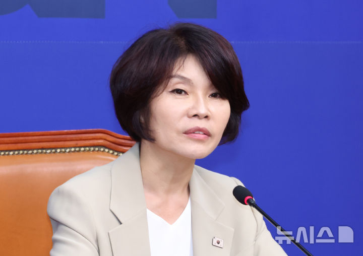 [서울=뉴시스] 김금보 기자 = 한정애 더불어민주당 정책위의장이 5일 오전 서울 여의도 국회에서 열린 정례 기자간담회에서 질의에 답하고 있다. 2025.09.05. kgb@newsis.com