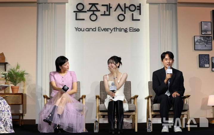 [서울=뉴시스] 김혜진 기자 = 조영민(오른쪽) 감독이 지난달 5일 오전 서울 중구 앰버서더 서울 풀만 호텔에서 열린 넷플릭스 시리즈 '은중과 상연' 제작발표회에서 인사말을 하고 있다. 2025.09.05. jini@newsis.com