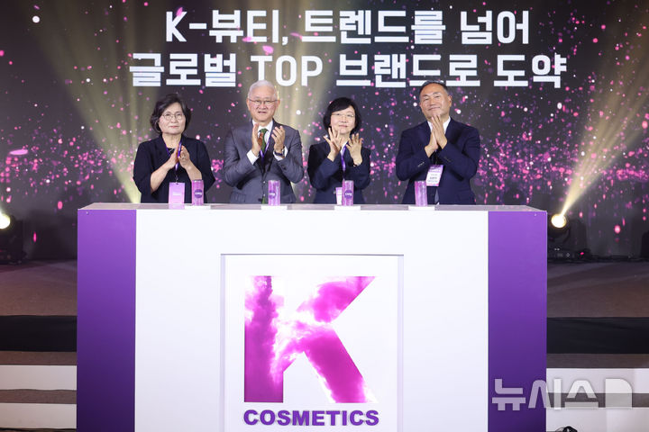 [서울=뉴시스] 권창회 기자 = 문미란(왼쪽부터) 소비자단체협의회 회장, 서경배 대한화장품협회 회장, 오유경 식약처장, 김원이 더불어민주당 의원이 5일 서울 강서구 코엑스 마곡에서 열린 2025 화장품의 날 기념식에서 미래비전을 선포하고 기념촬영을 하고 있다. 2025.09.05. kch0523@newsis.com