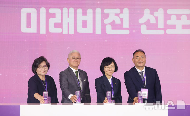 [서울=뉴시스] 권창회 기자 = 문미란(왼쪽부터) 소비자단체협의회 회장, 서경배 대한화장품협회 회장, 오유경 식약처장, 김원이 더불어민주당 의원이 5일 서울 강서구 코엑스 마곡에서 열린 2025 화장품의 날 기념식에서 미래비전을 선포하고 있다. 2025.09.05. kch0523@newsis.com