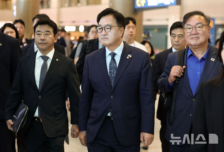 [인천공항=뉴시스] 김선웅 기자 = 중국 전승절 행사 참석 일정을 마친 우원식 국회의장이 5일 인천국제공항을 통해 귀국하고 있다. 2025.09.05. mangusta@newsis.com