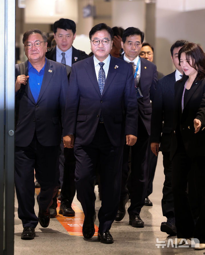 [인천공항=뉴시스] 김선웅 기자 = 중국 전승절 행사 참석 일정을 마친 우원식 국회의장이 5일 인천국제공항을 통해 귀국하고 있다. 2025.09.05. mangusta@newsis.com