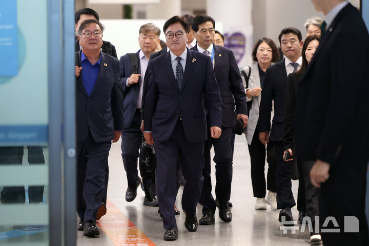 [인천공항=뉴시스] 김선웅 기자 = 중국 전승절 행사 참석 일정을 마친 우원식 국회의장이 5일 인천국제공항을 통해 귀국하고 있다. 2025.09.05. mangusta@newsis.com
