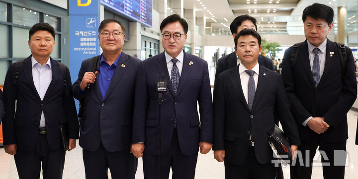 [인천공항=뉴시스] 김선웅 기자 = 중국 전승절 행사 참석 일정을 마친 우원식 국회의장이 5일 인천국제공항을 통해 귀국해 소감을 말하고 있다. 2025.09.05. mangusta@newsis.com