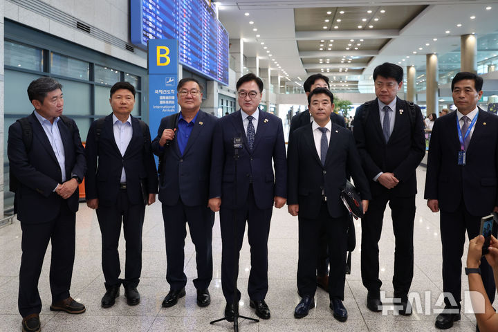 [인천공항=뉴시스] 김선웅 기자 = 중국 전승절 행사 참석 일정을 마친 우원식 국회의장이 5일 인천국제공항을 통해 귀국해 소감을 말하고 있다. 2025.09.05. mangusta@newsis.com