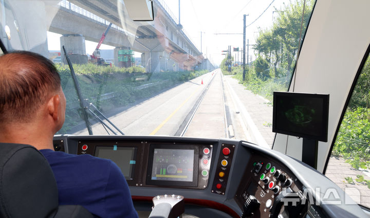 [청주=뉴시스] 강종민 기자 = 위례선(트램) 초도 편성 완성차시험 및 예비주행시험이 5일 충북 청주 한국철도기술연구원 오송시험선 구간에서 진행되고 있다. 위례선은 전기를 공급하는 전차선이 없는 무가선 노면전차로 마천역(5호선)에서 출발해 복정역(8호선·수인분당선)과 남위례역(8호선)을 연결한다. 2025.09.05. ppkjm@newsis.com