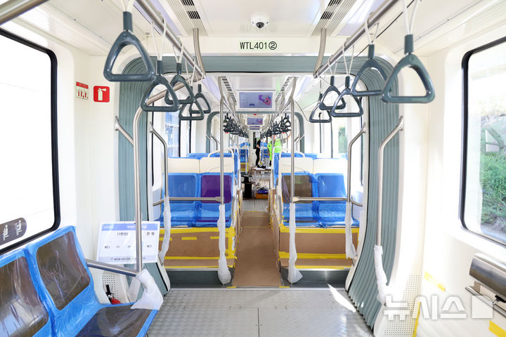 [청주=뉴시스] 강종민 기자 = 위례선(트램) 초도 편성 완성차시험 및 예비주행시험이 5일 충북 청주 한국철도기술연구원 오송시험선 구간에서 진행되고 있다. 위례선은 전기를 공급하는 전차선이 없는 무가선 노면전차로 마천역(5호선)에서 출발해 복정역(8호선·수인분당선)과 남위례역(8호선)을 연결한다. 사진은 위례선 내부 모습. 2025.09.05. ppkjm@newsis.com