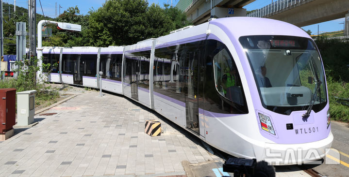 [청주=뉴시스] 강종민 기자 = 위례선(트램) 초도 편성 완성차시험 및 예비주행시험이 5일 충북 청주 한국철도기술연구원 오송시험선 구간에서 진행되고 있다. 위례선은 전기를 공급하는 전차선이 없는 무가선 노면전차로 마천역(5호선)에서 출발해 복정역(8호선·수인분당선)과 남위례역(8호선)을 연결한다. 2025.09.05. ppkjm@newsis.com