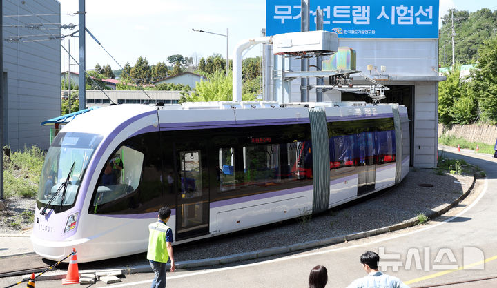 [청주=뉴시스] 강종민 기자 = 위례선(트램) 초도 편성 완성차시험 및 예비주행시험이 실시된 5일 충북 청주 한국철도기술연구원 오송시험선 구간에서 위례선이 충전하고 있다. 위례선은 전기를 공급하는 전차선이 없는 무가선 노면전차로 마천역(5호선)에서 출발해 복정역(8호선·수인분당선)과 남위례역(8호선)을 연결한다. 2025.09.05. ppkjm@newsis.com