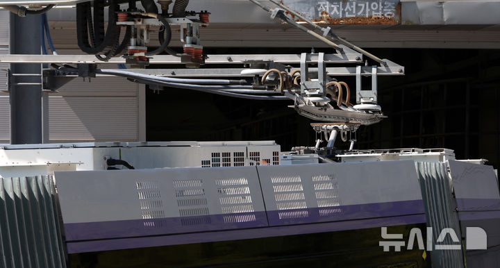 [청주=뉴시스] 강종민 기자 = 위례선(트램) 초도 편성 완성차시험 및 예비주행시험이 실시된 5일 충북 청주 한국철도기술연구원 오송시험선 구간에서 위례선이 충전하고 있다. 위례선은 전기를 공급하는 전차선이 없는 무가선 노면전차로 마천역(5호선)에서 출발해 복정역(8호선·수인분당선)과 남위례역(8호선)을 연결한다. 2025.09.05. ppkjm@newsis.com