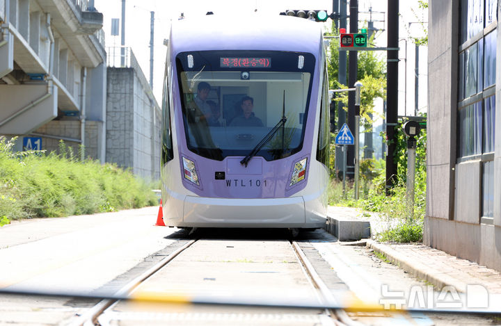[청주=뉴시스] 강종민 기자 = 위례선(트램) 초도 편성 완성차시험 및 예비주행시험이 5일 충북 청주 한국철도기술연구원 오송시험선 구간에서 진행되고 있다. 위례선은 전기를 공급하는 전차선이 없는 무가선 노면전차로 마천역(5호선)에서 출발해 복정역(8호선·수인분당선)과 남위례역(8호선)을 연결한다. 2025.09.05. ppkjm@newsis.com