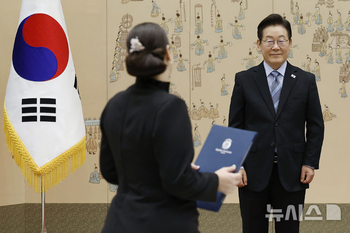 [서울=뉴시스] 최동준 기자 = 이재명 대통령이 2일 서울 용산 대통령실 청사에서 열린 주한대사 신임장 제정식에서 안지 샤키라 마르티네스 테헤라 주한 도미니카공화국 대사로부터 신임장을 전달받고 있다. 2025.09.02. photocdj@newsis.com