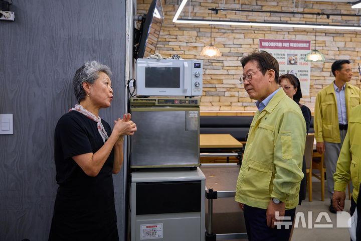 [강릉=뉴시스] 이재명 대통령이 30일 강원 강릉시 경포대 인근 식당을 찾아 가뭄으로 인한 상인들의 피해 상황을 청취하며 식당 직원들을 격려하고 있다. (사진=대통령실 제공) 2025.08.30. photo@newsis.com *재판매 및 DB 금지