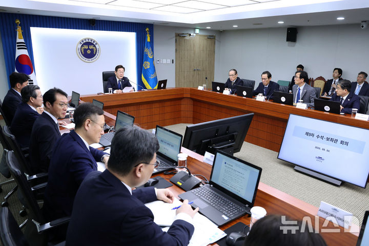 [서울=뉴시스] 고범준 기자 = 이재명 대통령이 4일 서울 용산 대통령실 청사에서 열린 제9차 수석·보좌관 회의에서 발언하고 있다. 2025.09.04. bjko@newsis.com