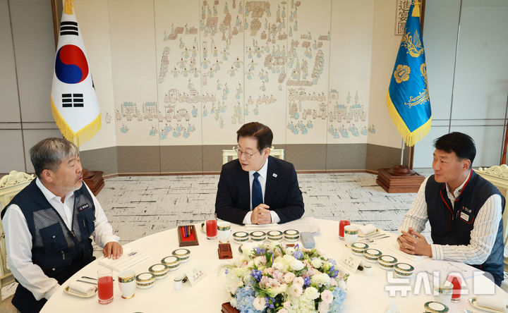 [서울=뉴시스] 최동준 기자 = 이재명 대통령이 4일 서울 용산 대통령실 청사에서 열린 양대 노총 위원장과 오찬 간담회에서 김동명 한국노총 위원장의 발언을 듣고 있다. (대통령실통신사진기자단) 2025.09.04. photocdj@newsis.com