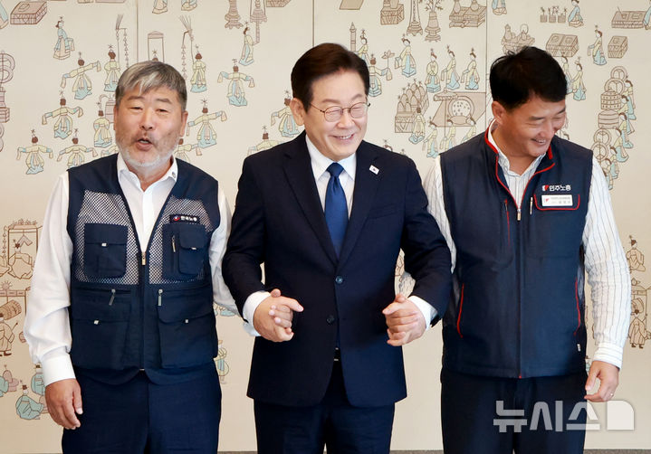 [서울=뉴시스] 최동준 기자 = 이재명 대통령이 4일 서울 용산 대통령실 청사에서 열린 양대 노총 위원장과 오찬 간담회에서 양경수(오른쪽) 민주노총 위원장, 김동명 한국노총 위원장과 기념촬영을 위해 손을 잡고 있다. (대통령실통신사진기자단) 2025.09.04. photocdj@newsis.com
