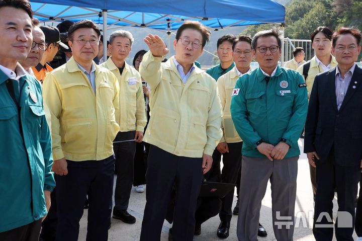 [강릉=뉴시스] 고범준 기자 = 이재명 대통령이 30일 강원 강릉시 성산면 오봉저수지를 방문해 가뭄 피해 상황 등을 점검하고 있다. 2025.08.30. bjko@newsis.com
