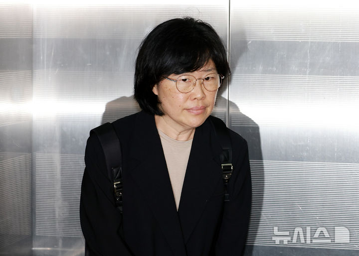 [서울=뉴시스] 이영환 기자 = 유재은 전 국방부 법무관리관이 5일 오후 서울 서초구 순직해병 특검팀(이명현 특별검사) 사무실에서 진행되는 5차 피의자 조사에 출석하고 있다. 2025.09.05. 20hwan@newsis.com