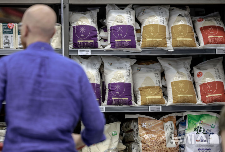 [서울=뉴시스] 정병혁 기자 = 서울시내 한 대형마트를 찾은 시민들이 쌀 제품을 살펴보고 있다. 2025.09.05. jhope@newsis.com
