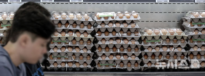 [서울=뉴시스] 정병혁 기자 = 5일 서울시내 한 대형마트에서 소비자들이 계란을 살펴보고 있다. 2025.09.05. jhope@newsis.com