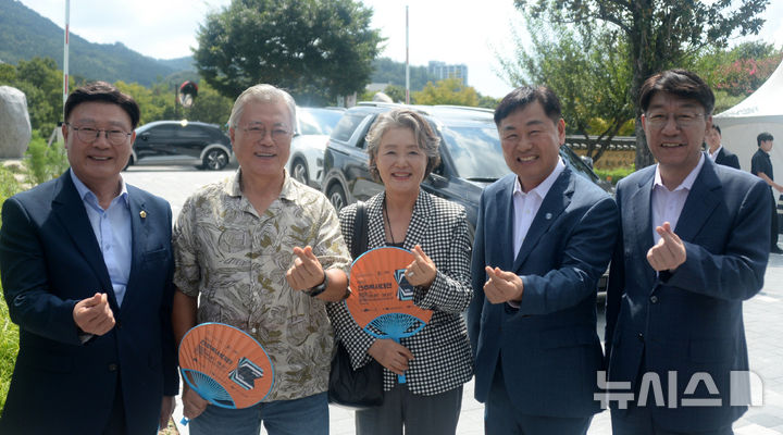 [전주=뉴시스] 김얼 기자 = 문재인(왼쪽 두번째) 전 대통령이 5일 전북 전주시 한벽문화관 일원에서 열린 '제8회 전주독서대전에 참석해 기념촬영을 하고 있다. 김정숙(가운데) 여사 김관영(오른쪽 두번째) 전북특별자치도지사, 문승우(왼쪽) 전북특별자치도의장, 우범기(오른쪽) 전주시장. 2025.09.05. pmkeul@newsis.com