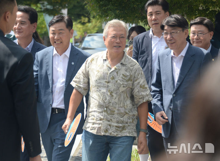 [전주=뉴시스] 김얼 기자 = 문재인 전 대통령이 5일 전북 전주시 한벽문화관 일원에서 열린 '제8회 전주독서대전'에 참석해 장내를 둘러보고 있다. 문재인 전 대통령은 평산책방 책방지기로 전주독서대전에 참여했다. 2025.09.05. pmkeul@newsis.com