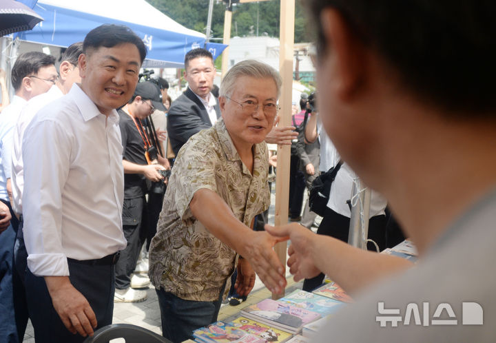 [전주=뉴시스] 김얼 기자 = 문재인 전 대통령이 5일 전북 전주시 한벽문화관 일원에서 열린 '제8회 전주독서대전'에 참석해 시민들과 인사를 나누고 있다. 문재인 전 대통령은 평산책방 책방지기로 전주독서대전에 참여했다. 2025.09.05. pmkeul@newsis.com