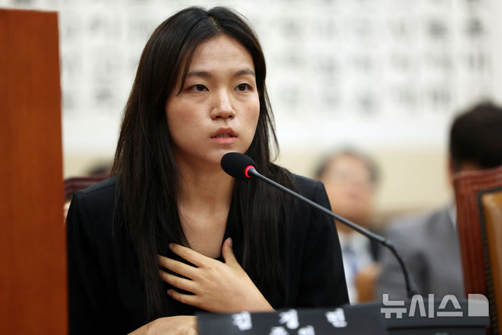 [서울=뉴시스] 김명년 기자 = 5일 서울 여의도 국회에서 열린 법제사법위원회 검찰개혁 입법청문회에서 증인으로 출석한 김정민 서울남부지방검찰청 수사관이 건진법사 진성배씨 자택 압수수색에서 발견된 현금 관봉권 띠지 관련 질의에 답하고 있다. 2025.09.05. kmn@newsis.com