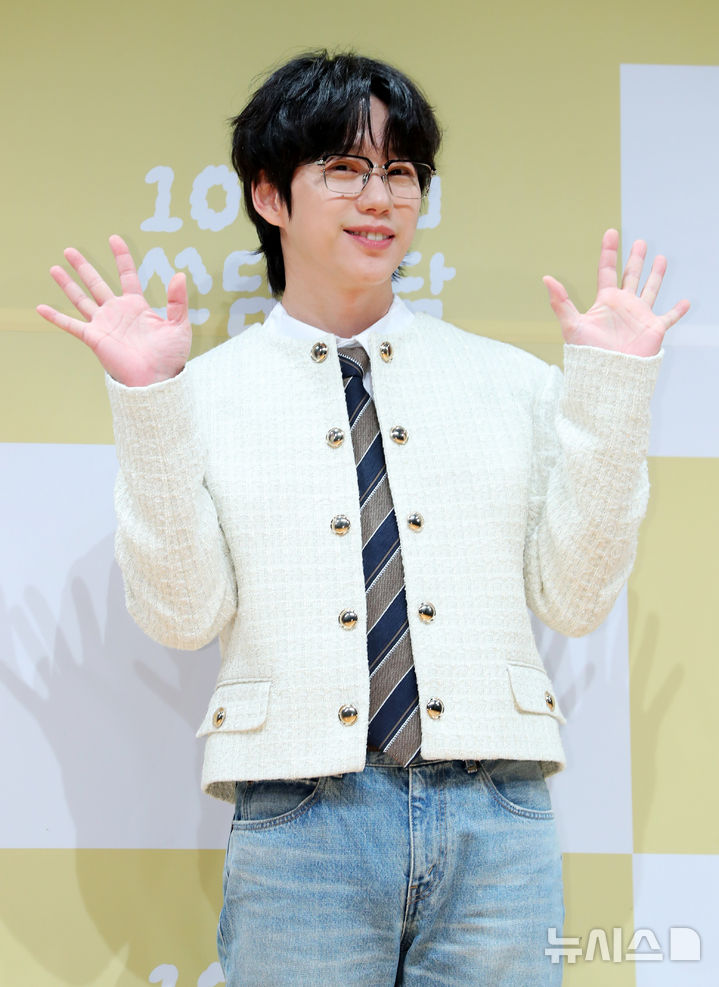 [서울=뉴시스] 김혜진 기자 = 가수 권정열이 5일 오후 서울 영등포구 KBS 신관에서 열린 더 시즌즈 KBS2 '더 시즌즈-10cm의 쓰담쓰담' 제작발표회에서 포즈를 취하고 있다. 2025.09.05. jini@newsis.com