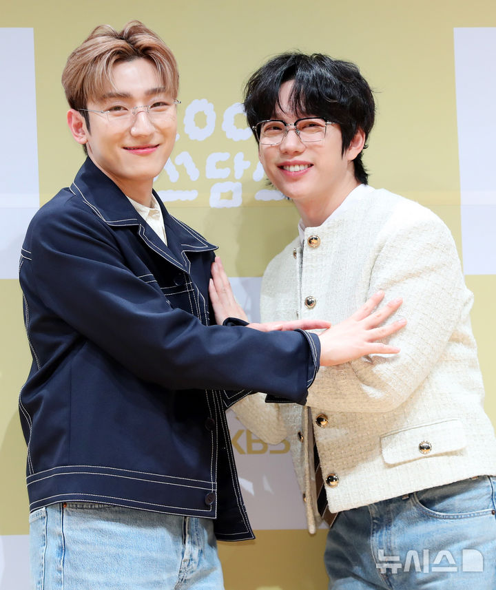 [서울=뉴시스] 김혜진 기자 = 가수 정동환(왼쪽), 권정열이 5일 오후 서울 영등포구 KBS 신관에서 열린 더 시즌즈 KBS2 '더 시즌즈-10cm의 쓰담쓰담' 제작발표회에서 포즈를 취하고 있다. 2025.09.05. jini@newsis.com