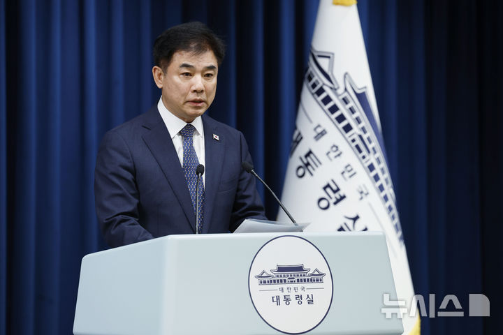 [서울=뉴시스] 최동준 기자 = 김병욱 정무비서관이 5일 서울 용산 대통령실 청사에서 오는 8일 이재명 대통령, 여야 대표와 회동 관련 브리핑을 하고 있다. 2025.09.05. photocdj@newsis.com