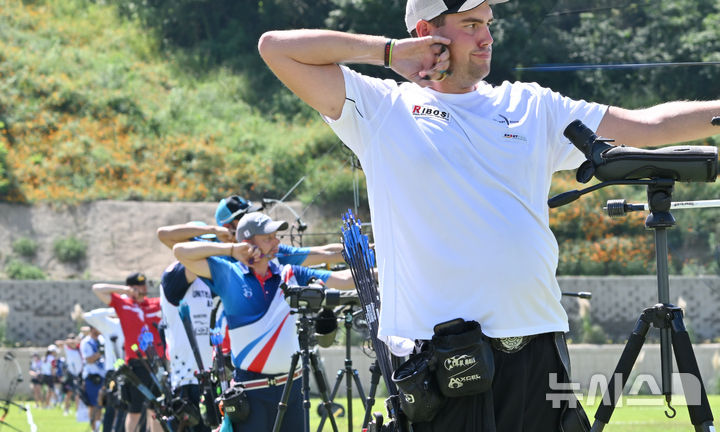 [광주=뉴시스] 이영주 기자 = 광주2025현대세계양궁선수권대회 막이 오른 5일 오후 광주 남구 광주국제양궁장에서 컴파운드 종목 참가 선수들이 자유연습하고 있다. 2025.09.05 leeyj2578@newsis.com