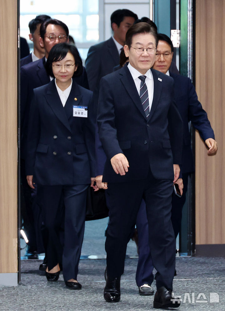 [인천=뉴시스] 최동준 기자 = 이재명 대통령이 5일 인천 송도 컨벤시아에서 열린 바이오 혁신 토론회에 입장하고 있다. (대통령실통신사진기자단) 2025.09.05. photocdj@newsis.com